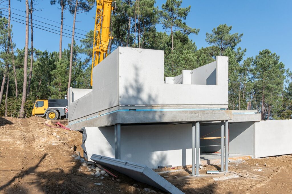 Plac budowy nowo wybudowanego domu z prefabrykowanymi ścianami betonowymi