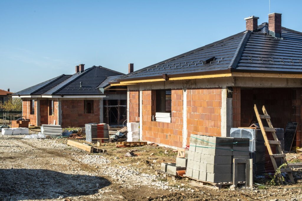 Budowa nowych ceglanych domów z projektów domów parterowych