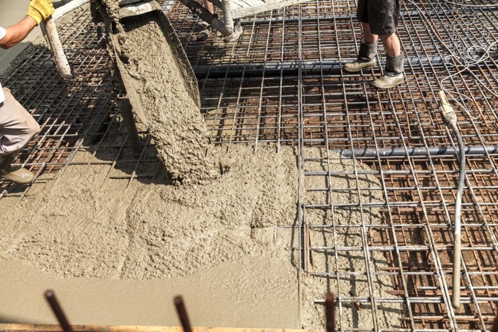 Wylewanie betonu pod budowę domu prefabrykowanego
